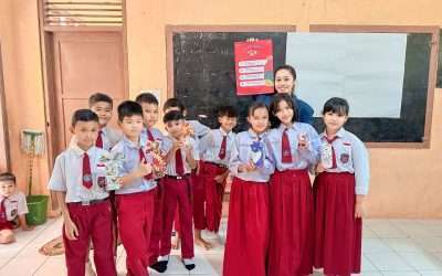 Kegiatan Monodisiplin Mahasiswa KKN Undip Tim II 2023 Desa Jolotigo, Pekalongan. Edukasi Pentingnya Menabung dan Pemanfaatan Limbah Botol Plastik Kepada Anak-Anak SD.
